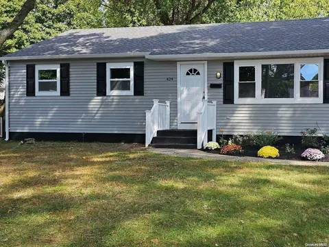 424 N Howell Ave, Riverhead, NY 11901