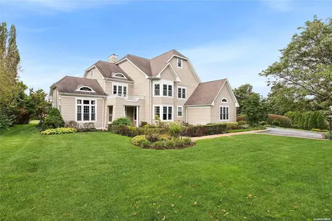 5 Pembroke Dr, Glen Cove, NY 11542