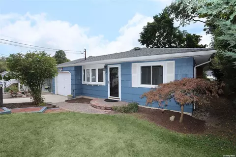 44 Eckert St, Huntington Station, NY 11746