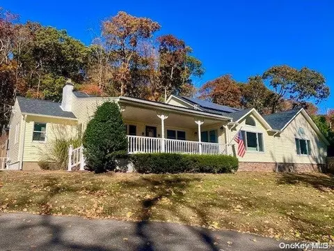 287 River Rd, Saint James, NY 11780