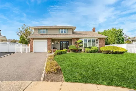 72 Redwood Ln, Massapequa Park, NY 11762