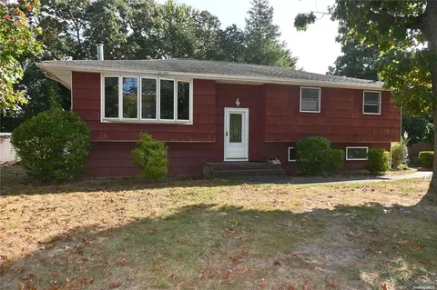 1137 Waverly Ave, Farmingville, NY 11738