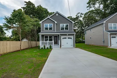 16 Willow St, Wheatley Heights, NY 11798