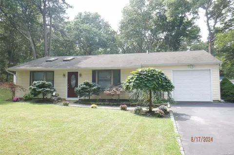 20 Shady Ln, Coram, NY 11727