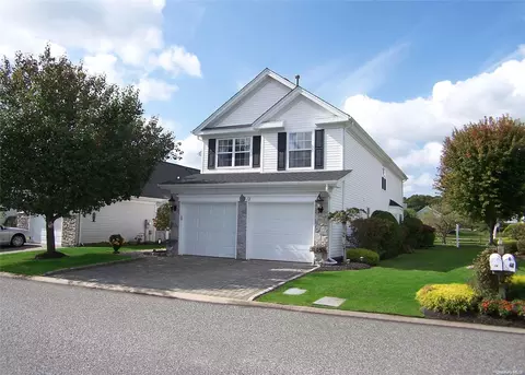 19 Madison Cir #19, Middle Island, NY 11953