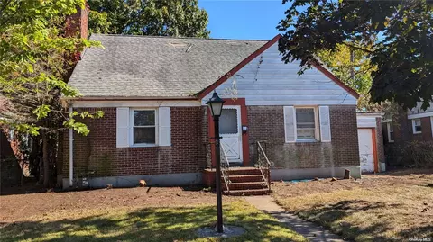 6 Stephan Marc Ln, North Hempstead, NY 11040