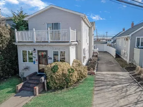 25 Quebec Rd, Island Park, NY 11558