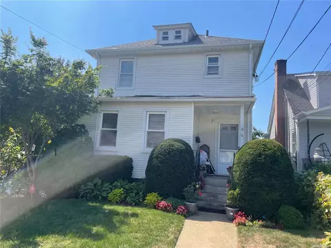 36 Smith St, Glen Cove, NY 11542