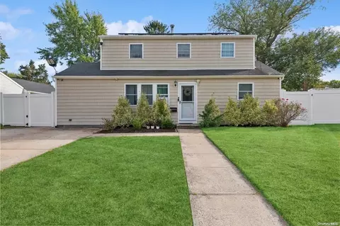 48 Ash St, Central Islip, NY 11722