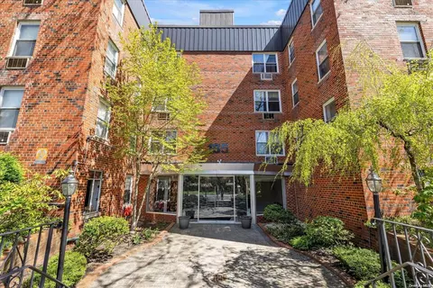185 S Middle Neck Rd #2N, North Hempstead, NY 11021