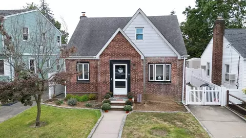 1047 Wool Ave, Franklin Square, NY 11010