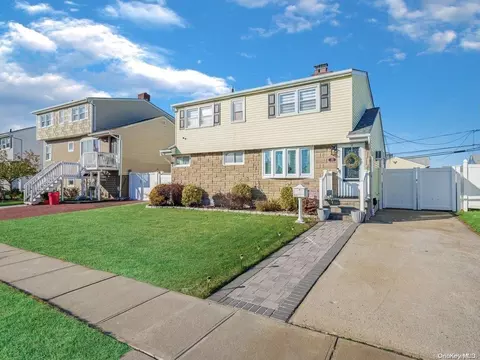 22 Grant St, Freeport, NY 11520