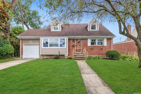 23 Dean St, Hicksville, NY 11801
