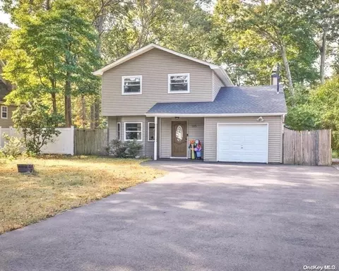 185 Auborn Ave, Shirley, NY 11967