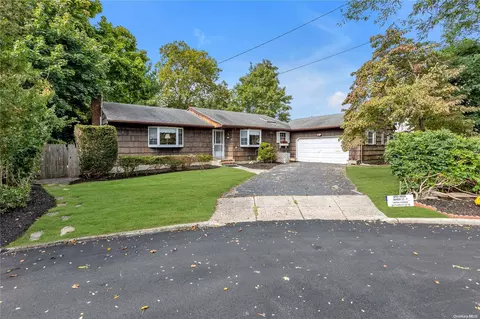 8 Kathryn Ct, Babylon, NY 11702