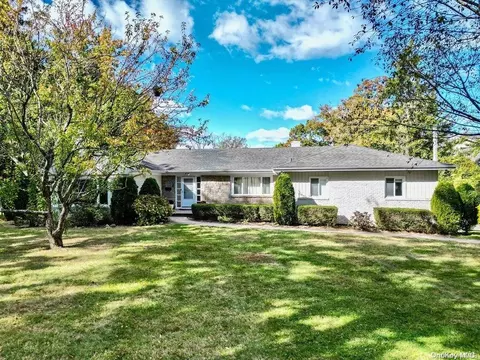 24 Hemlock Dr, North Hempstead, NY 11024
