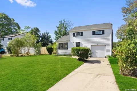 622 Narragansett Ave, Brookhaven, NY 11772