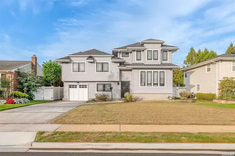 1524 Holiday Park Dr, Wantagh, NY 11793