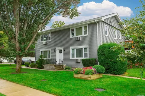 10 Mallard Ln #2B, Islip, NY 11751