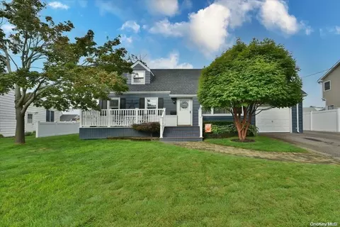 17 Frances Ln, Massapequa Park, NY 11762