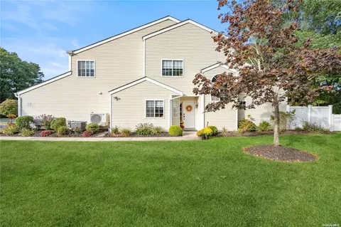 140 Farm House Ct #140, Manorville, NY 11949