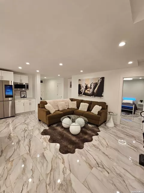 1 E Mill Dr #1J, North Hempstead, NY 11021