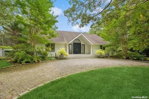 86 Whippoorwill Ln, East Quogue, NY 11942