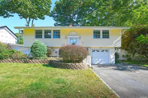 8 Horseshoe Ln, Commack, NY 11725