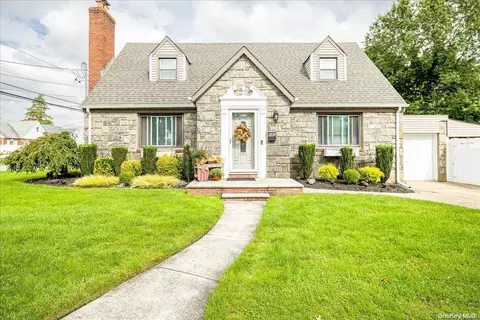 600 8th St, West Hempstead, NY 11552