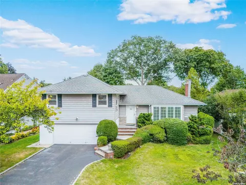 64 Melanie Ln, Syosset, NY 11791