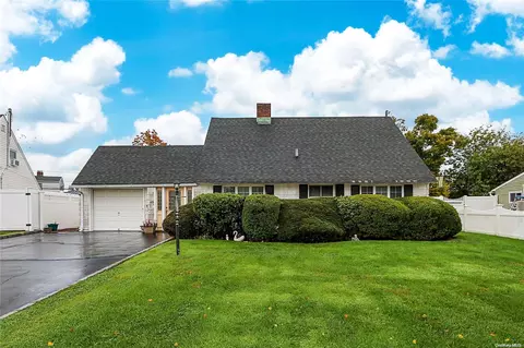 43 Glazer Ln, Levittown, NY 11756