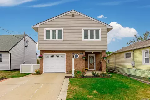 827 Atlantic St, Lindenhurst, NY 11757