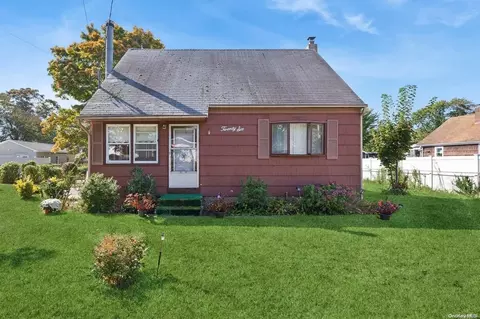 26 N Evergreen Dr, Selden, NY 11784