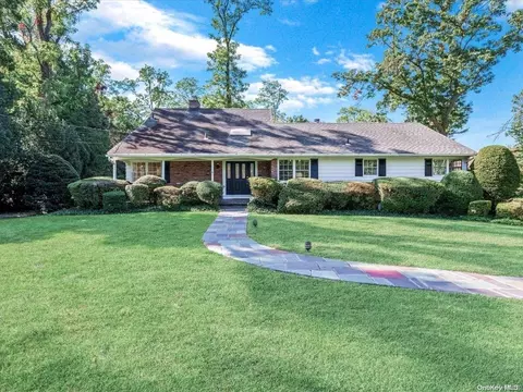 3 Acorn Ct, Glen Head, NY 11545