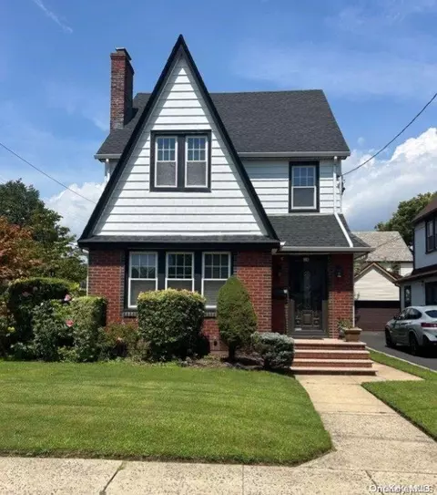 1 Hudson Rd # A, Floral Park, NY 11001