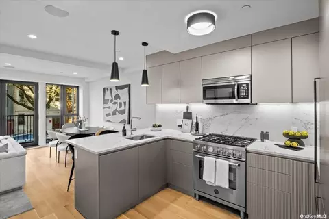 186 16th St #2, Brooklyn, NY 11215