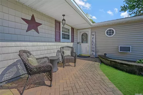 41 Campus Dr, Farmingville, NY 11738