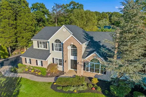 12 Weeping Cherry Ln, Commack, NY 11725