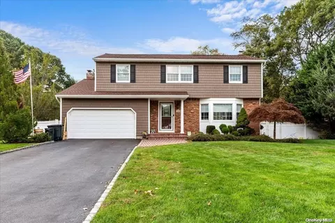 28 Elizabeth Ct, Sayville, NY 11782