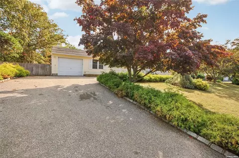 19 Griffin Dr, Mount Sinai, NY 11766