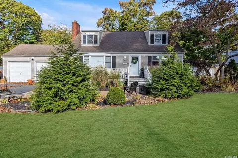 229 7th St, Saint James, NY 11780