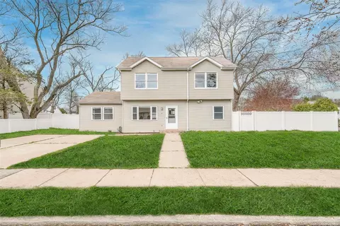 8 Pine St, Central Islip, NY 11722