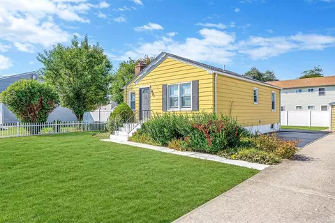 141 Baiting Place Rd, Farmingdale, NY 11735