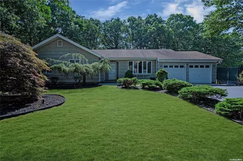 4 Jodi Dr, Manorville, NY 11949