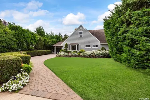 16 Meeting Ln, Hicksville, NY 11801