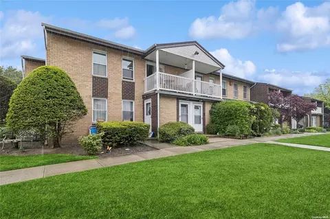 274 Artist Lake Dr #274, Middle Island, NY 11953