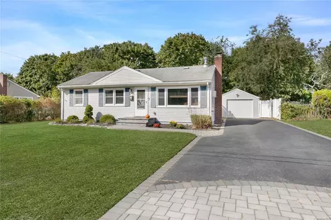 33 Herbert Cir, Patchogue, NY 11772