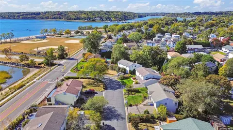 7 Hilary Dr, Bayville, NY 11709
