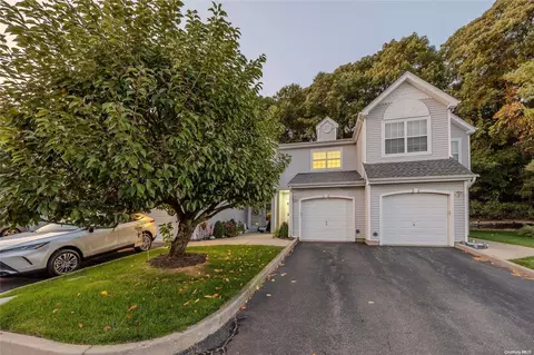 48 Leeward Ct #48, Port Jefferson, NY 11777