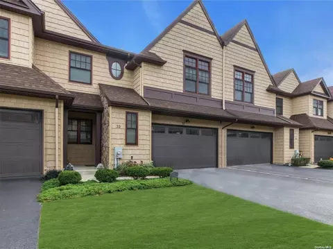 33 Johnnys Path #33, Bayport, NY 11705